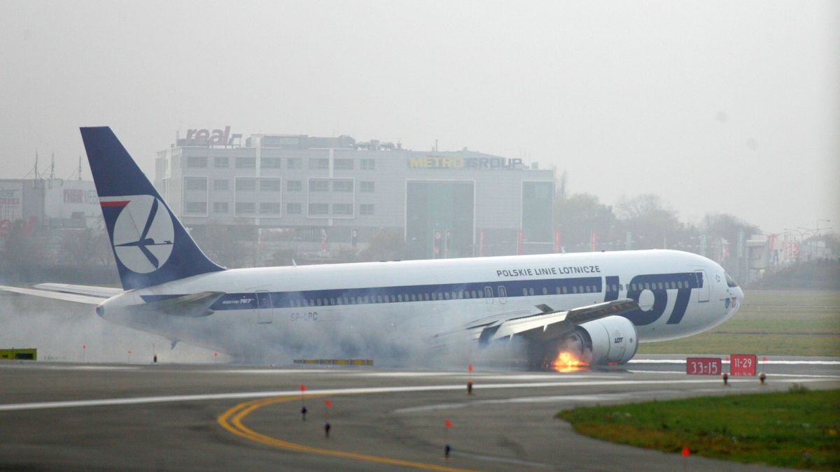 Kapitan Tadeusz Wrona zasłynął lądowaniem na Okęciu z zablokowanym podwoziem