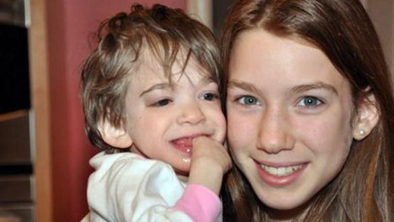 Po lewej 16-letnia Brooke, po prawej jej 13-letnia siostra