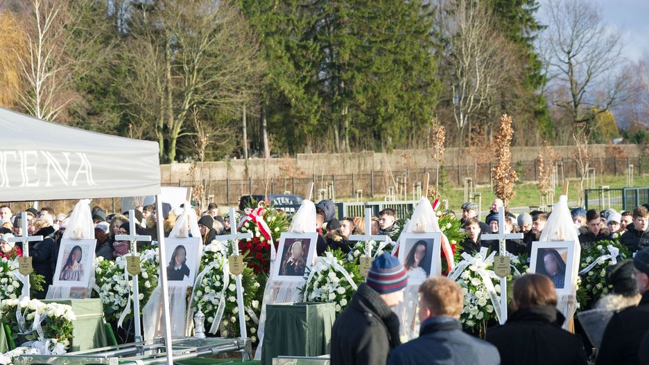 Nastolatki zostały pochowane obok siebie