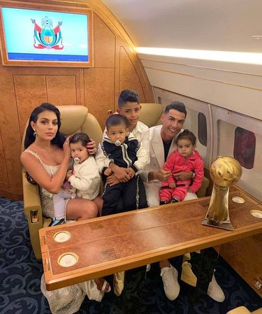 Georgina Rodriguez i Cristiano Ronaldo z dziećmi w prywatnym samolocie