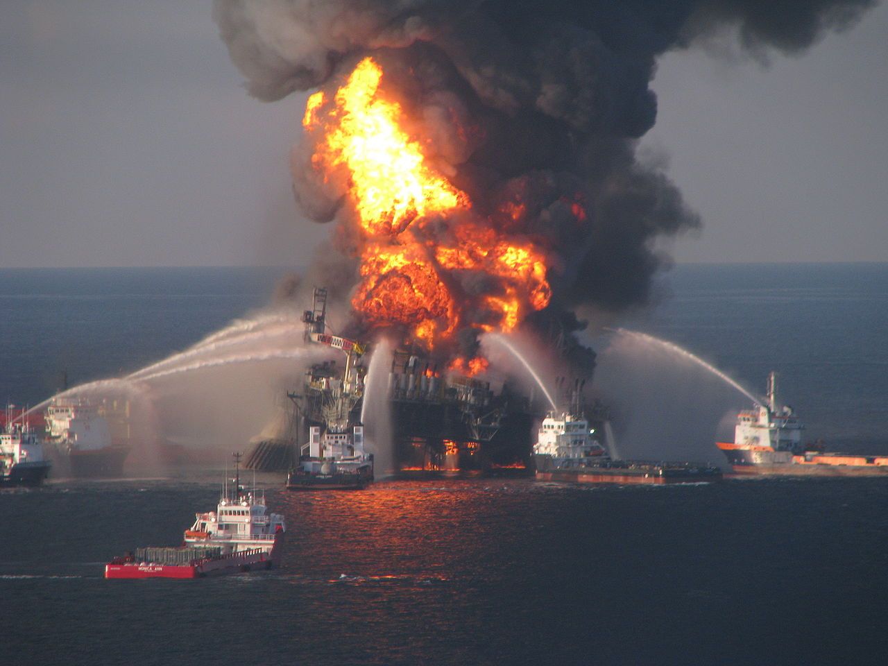 Płonąca platforma Deepwater Horizon 