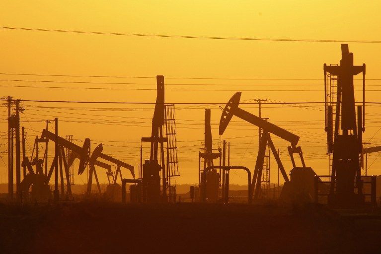 OPEC+ może zmniejszyć produkcję ropy, aby wzmocnić jej notowania.