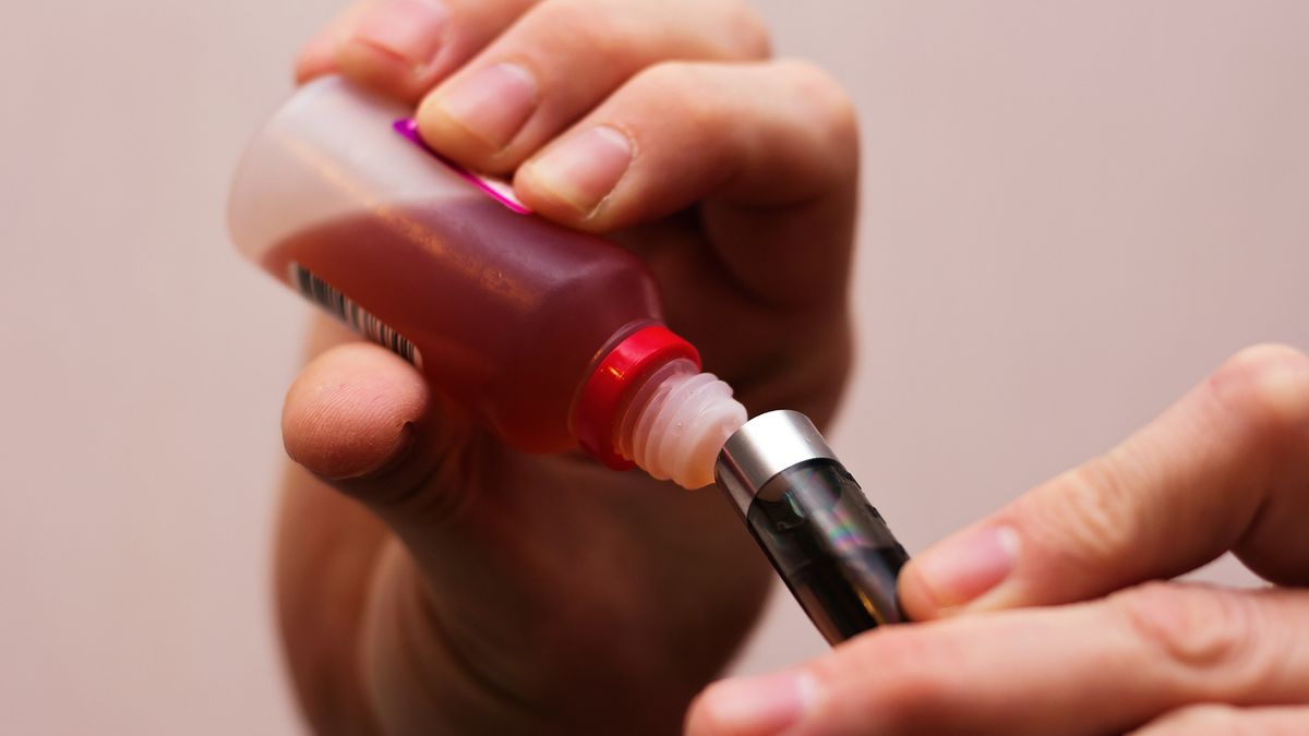 GIS zbada, co siedzi w płynach do e-papierosów