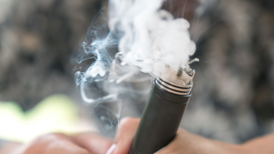 E-papierosy są szkodliwe? Niektóre substancje są gorsze, niż w tradycyjnych papierosach