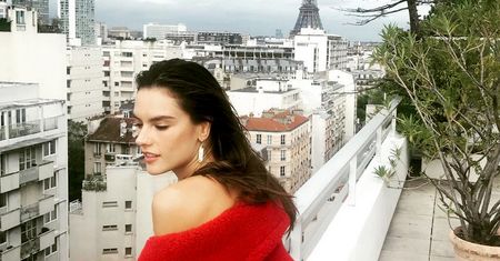 Alessandra Ambrosio kusi w Paryżu. Jej sukienka-płaszcz to hit!