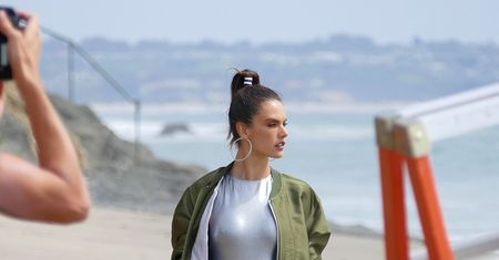 Alessandra Ambrosio pozuje na plaży. Tak wygląda ciało idealne?