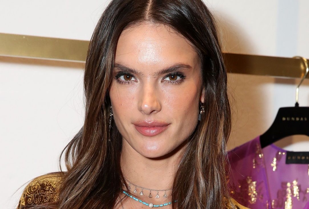 Alessandra Ambrosio w aksamitnej mini. Od jej seksownych nóg ciężko oderwać wzrok