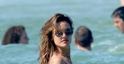 Alessandra Ambrossio pluska się wśród fal. To królowa bikini