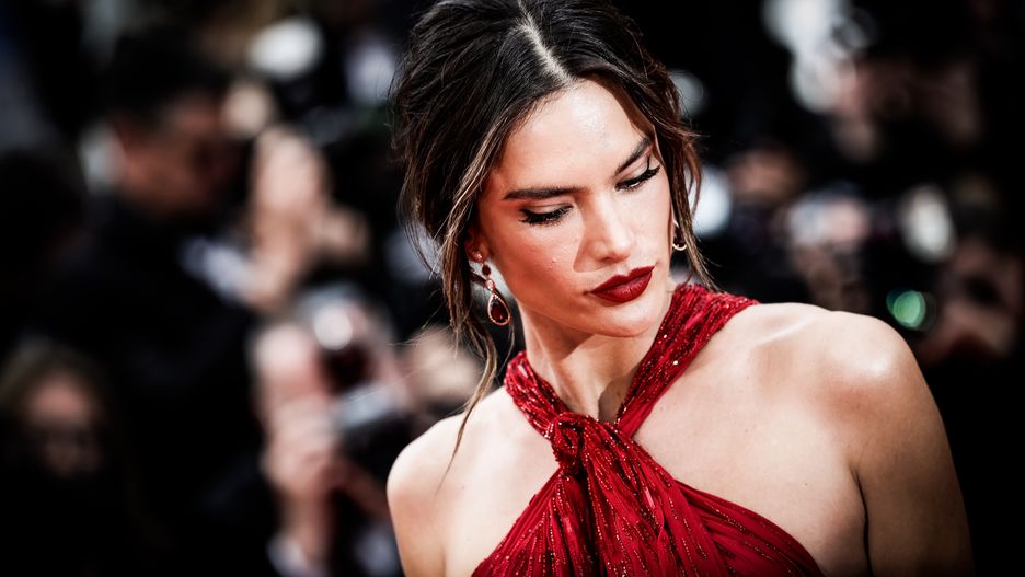 Alessandra Ambrosio projektuje kostiumy kąpielowe