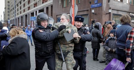 Policja w Moskwie aresztowała wielu demonstrantów. Nowej rewolucji w Rosji na razie nie będzie