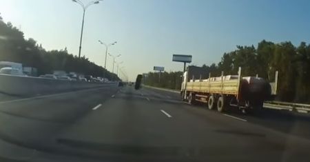Opona wypadła z jadącego samochodu. Poskakała i wróciła do właściciela