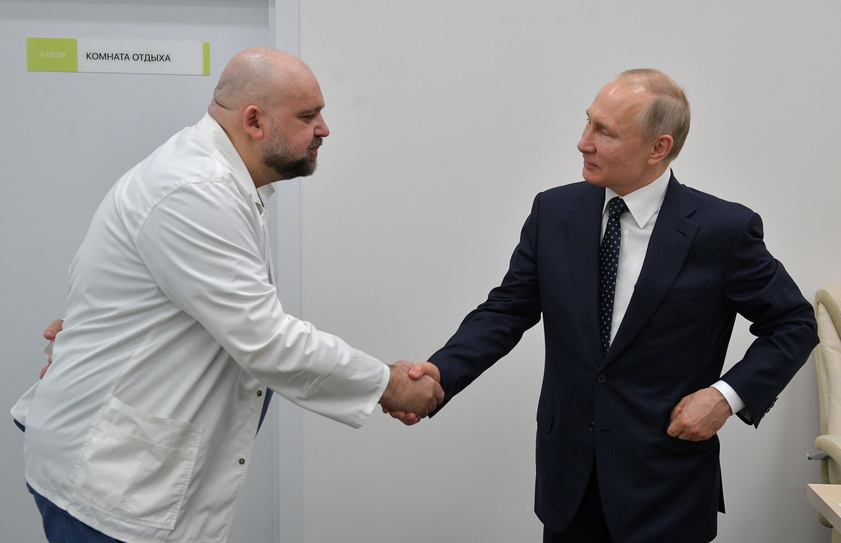 Koronawirus w Rosji. Władimir Putin (z prawej) podczas spotkania z Denisem Procenko