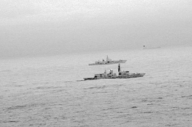 HMS St Albans eskortuje rosyjską fregatę na Morzu Północnym