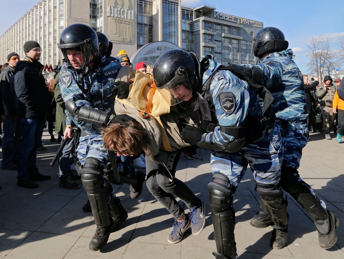 W Moskwie na niedzielnej demonstracji zatrzymano ponad tysiąc osób
