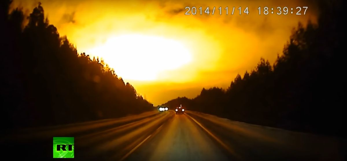 "Zjawiska paranormalne": Nagle niebo zaczęło płonąć. Co nagrał rosyjski kierowca?