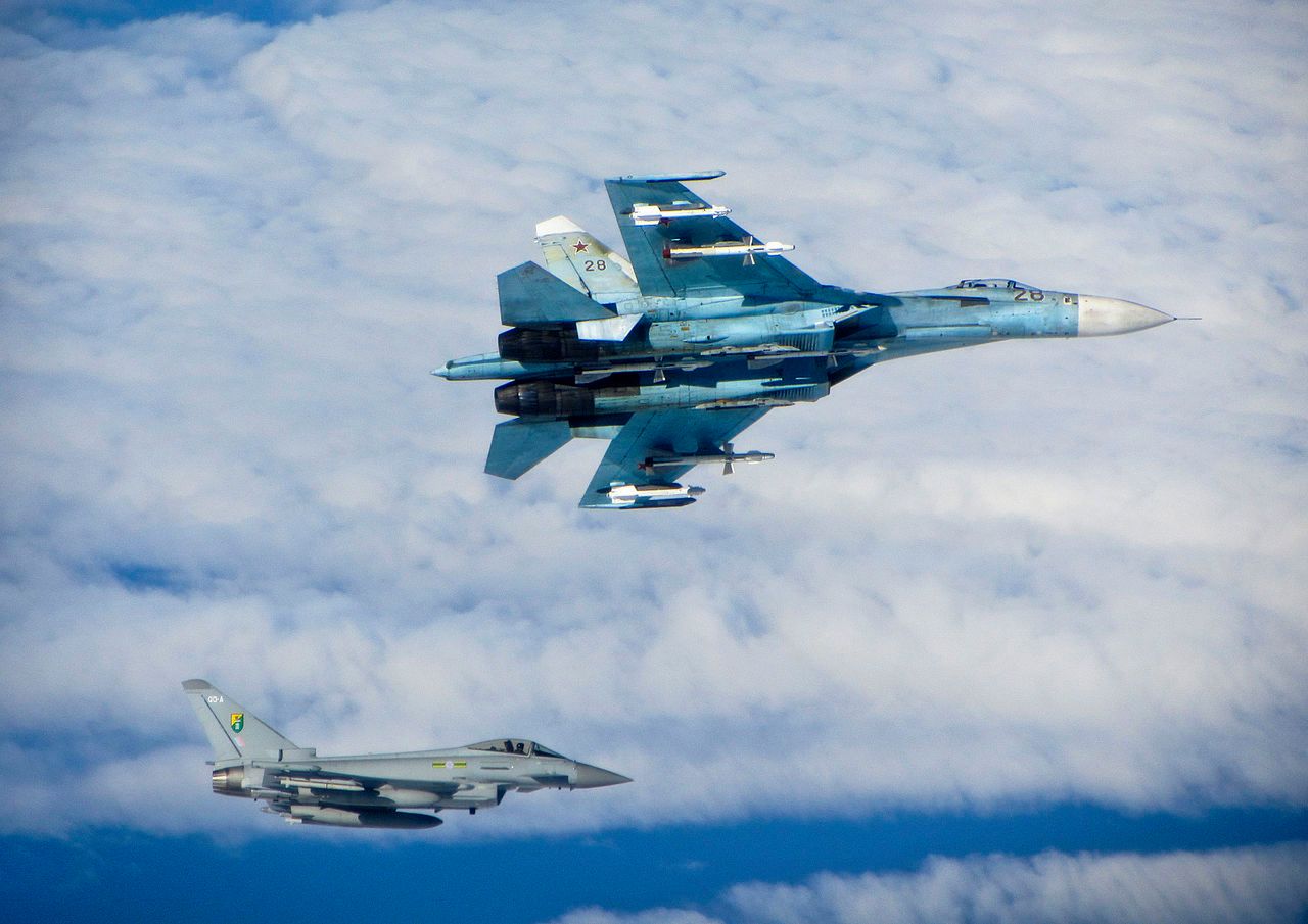 Rosja. Myśliwiec Su-27 zmusza odrzutowiec NATO do zmiany kursu. Zobacz wideo