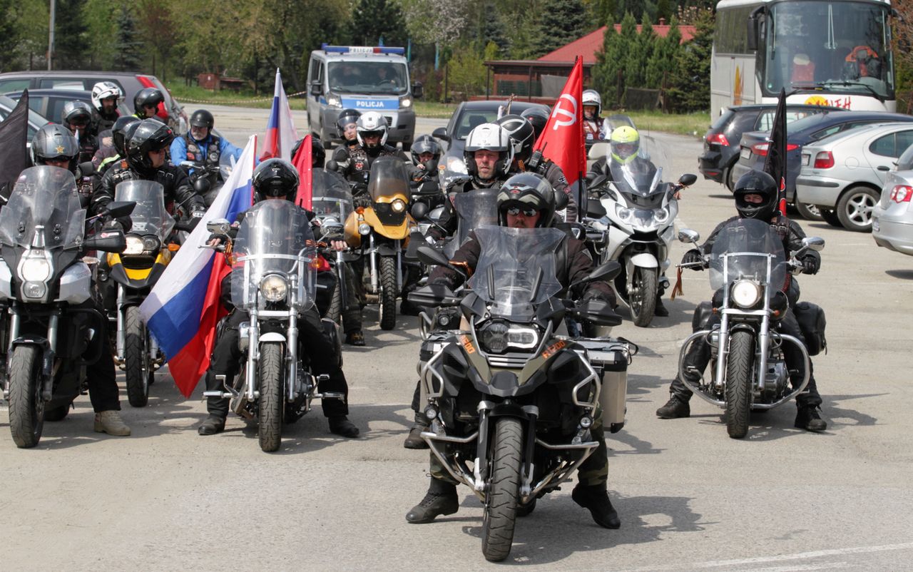 Motocyklista z Rosji konwojowany do granicy