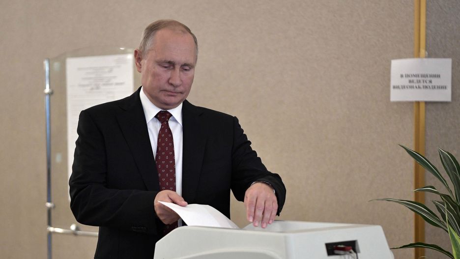 Rosja. Prezydent Władimir Putin głosuje w wyborach do moskiewskiej Dumy.