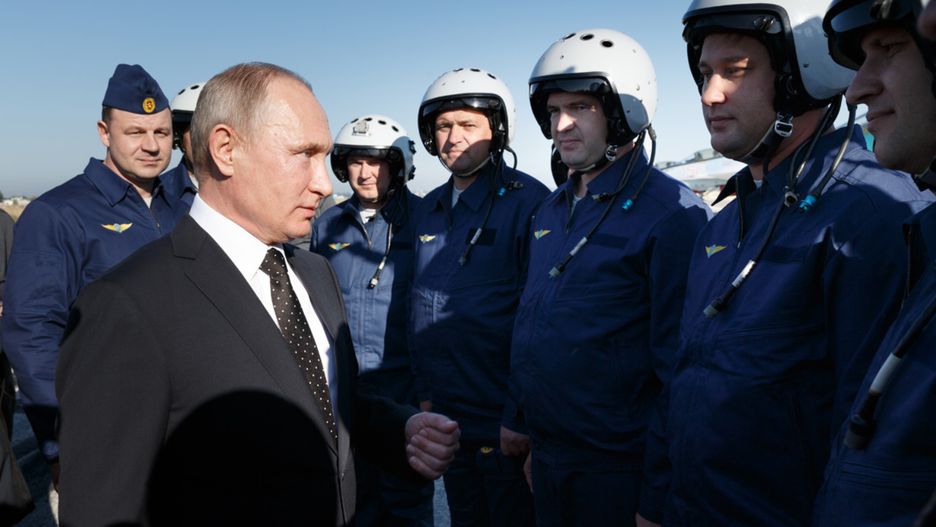 Prezydent Putin w bazie Hmejmim spotkał się z rosyjskimi pilotami walczącymi w Syrii