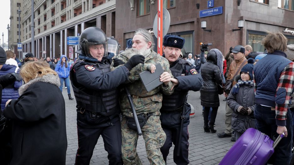Zatrzymanie demonstranta w centrum Mokswy