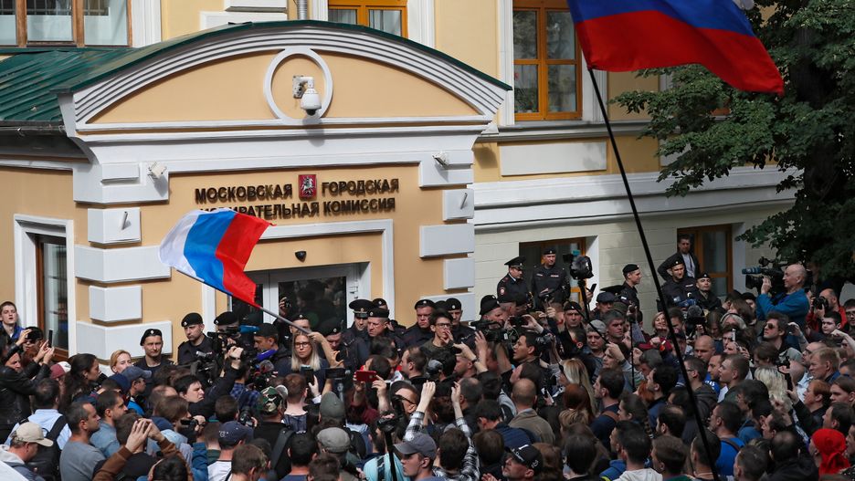 Rosja. Manifestacja przed budynkiem lokalnej komisji wyborczej.