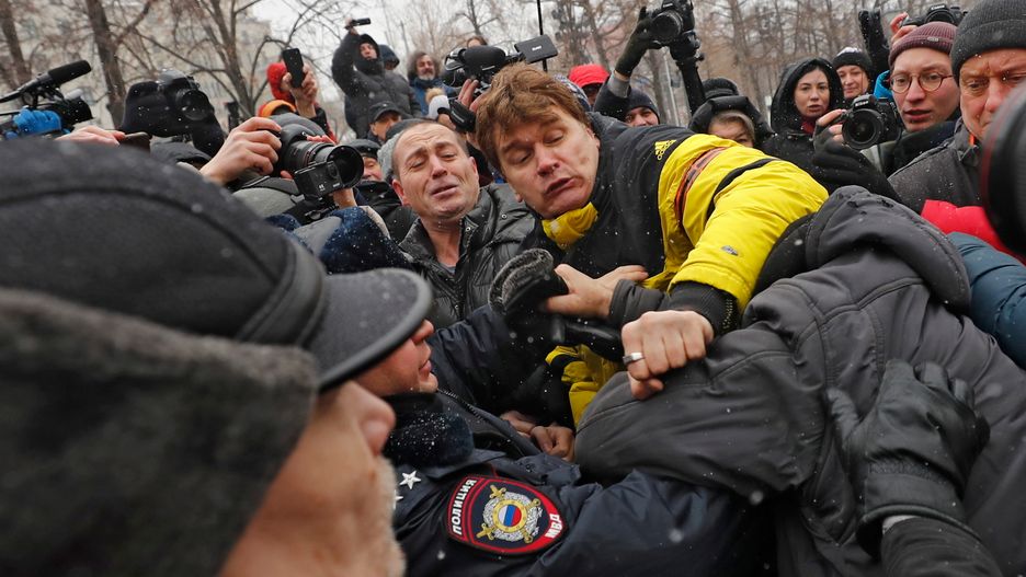 Demonstranci szarpią się z policją w Moskwie