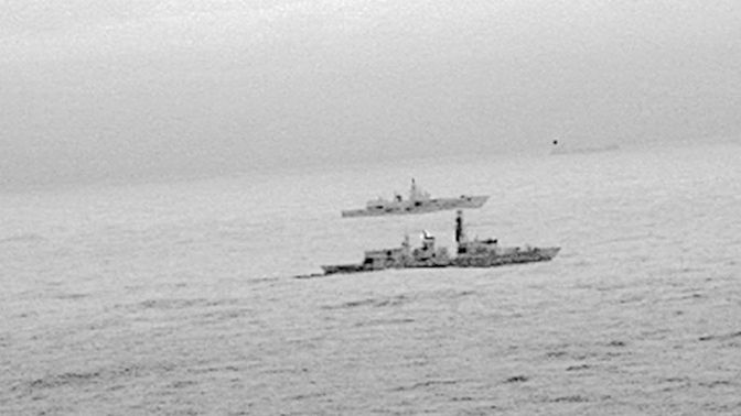 HMS St Albans eskortuje rosyjską fregatę na Morzu Północnym