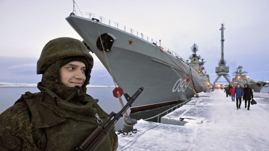 Rosyjski wartownik przed krążownikiem "Piotr Wielki"