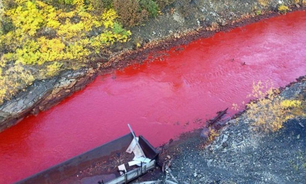 Rzeka w Rosji nabrała koloru krwi. "W zimie nawet śnieg jest tu czerwony"