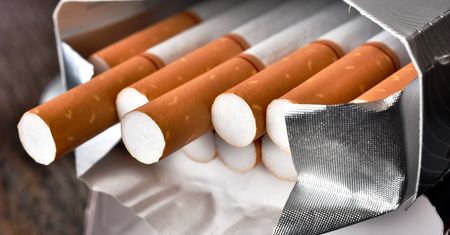 Na paczce papierosów zobaczył zdjęcie zmarłej żony. Domaga się ogromnego odszkodowania