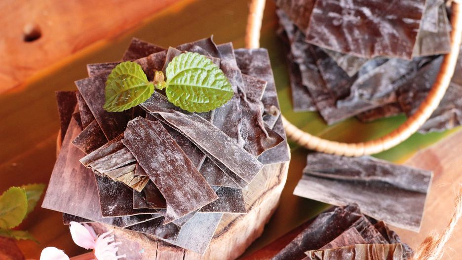Do najczęściej spotykanych wodorostów kulinarnych należą nori, kombu, wakame i hijiki.