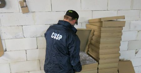 Nielegalne papierosy pakowali w kartony na pizzę. 14 osób zatrzymanych
