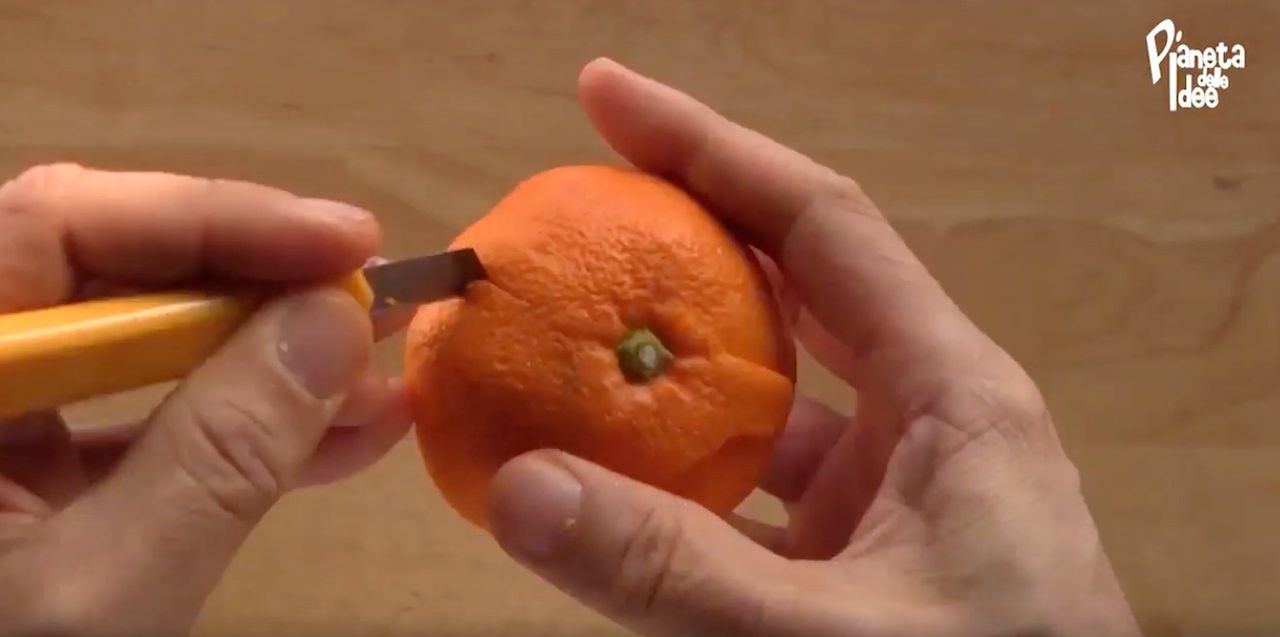 Ten artysta ze zwykłej skórki z pomarańczy potrafi stworzyć coś niesamowitego. Efekt końcowy powala na kolanach