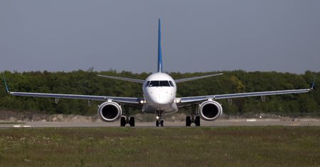 Niesforny pasażer na pokładzie samolotu do Wrocławia. Wyprowadzono go w kajdankach
