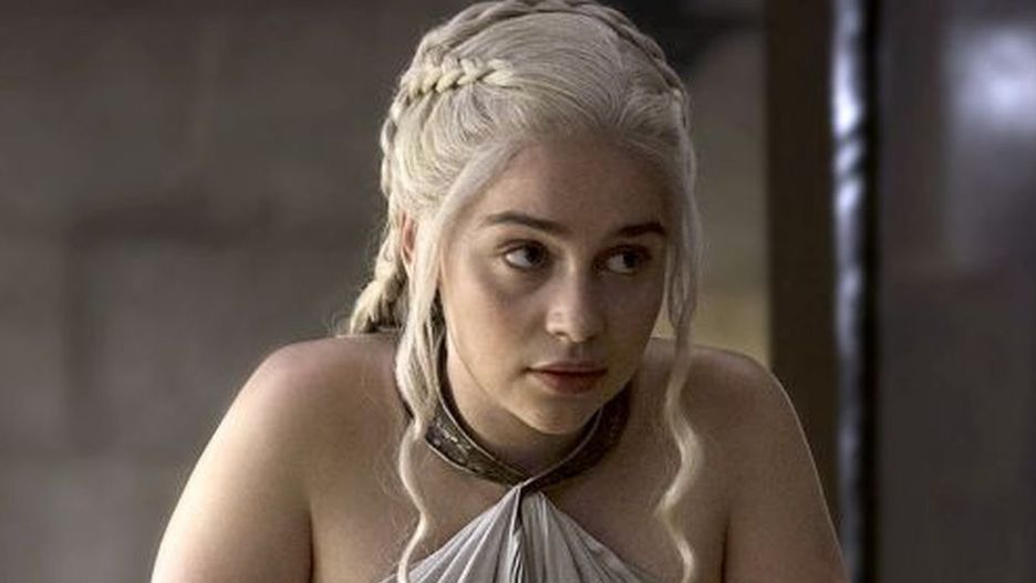 Emilia Clarke na planie serialu "Gra o tron"