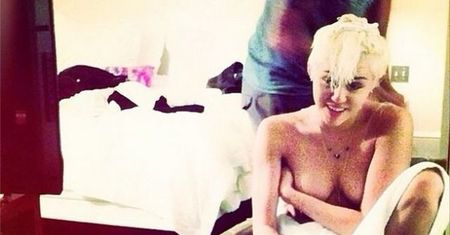Miley Cyrus znów szokuje. Tym razem nago... u fryzjera!