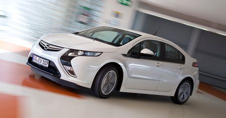 Volt i bliźniacza Ampera samochodem roku