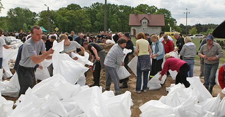 2000 osób walczy o zaporę