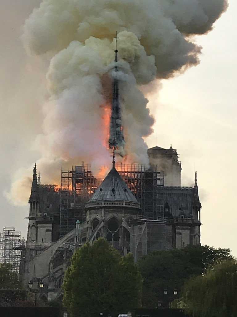 Płonie Katedra Notre Dame w Paryżu
