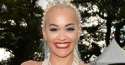 Rita Ora cała w perłach! Miała je we włosach, na jeansach i... biustonoszu! Udana stylizacja?
