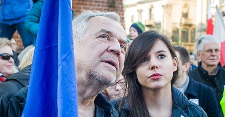 Marek Kondrat śpiewa piosenkę. Zachęca do głosowania na posłankę