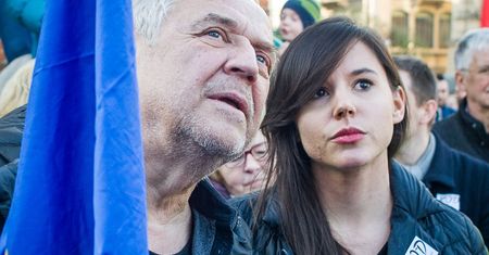 Marek Kondrat z młodą żoną na manifestacji