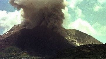 Wulkan Montserrat podczas jednej z erupcji