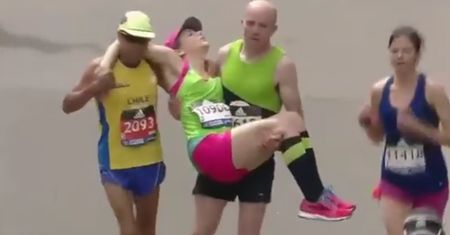 Doniósł kobietę na rękach do mety. Jest bohaterem sieci