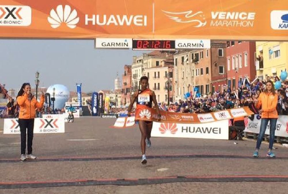 Sensacyjny zwycięzca maratonu w Wenecji. Wygrał miejscowy biegacz, bo faworyci pobiegli w złą stronę