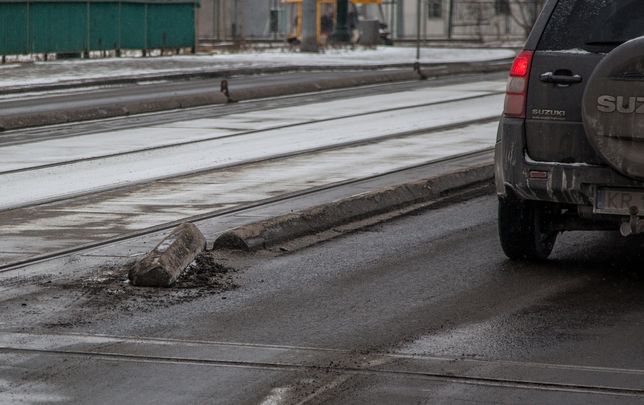 Niewinnie wyglądający element oddziela torowisko tramwajów od jezdni. Przy próbie sforsowania uszkodził limuzynę z prezydentem Dudą 