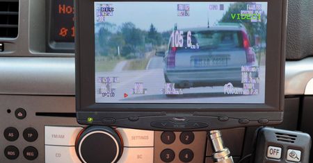 Policja kupuje 140 nieoznakowanych radiowozów z wideorejestratorami. Kto wygra przetarg?