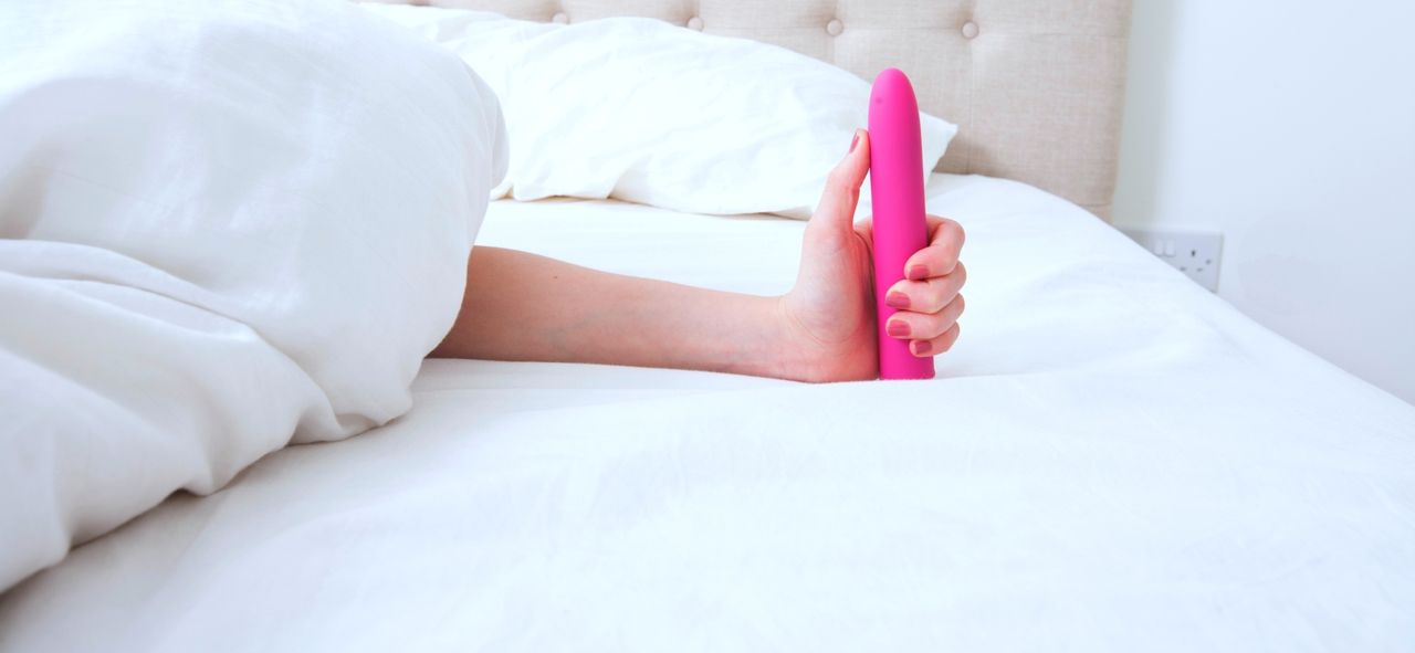 Mężczyzna i wibrator mają ten sam cel: żeby kobiecie było przyjemnie. Czemu się nie lubią?