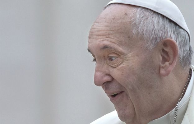 3-latka spotkała papieża. I... "ukradła" mu piuskę