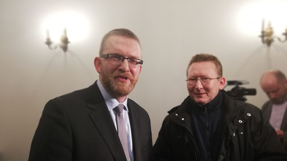 Wieczór wyborczy, sztab Grzegorza Brauna. Kandydat z Piotrem Walentynowiczem.